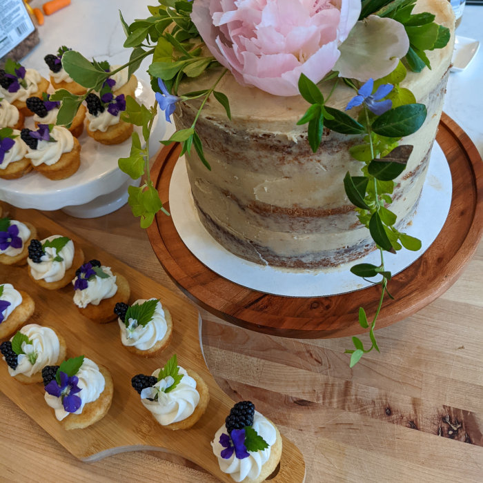 Cupcakes matching a wedding cake